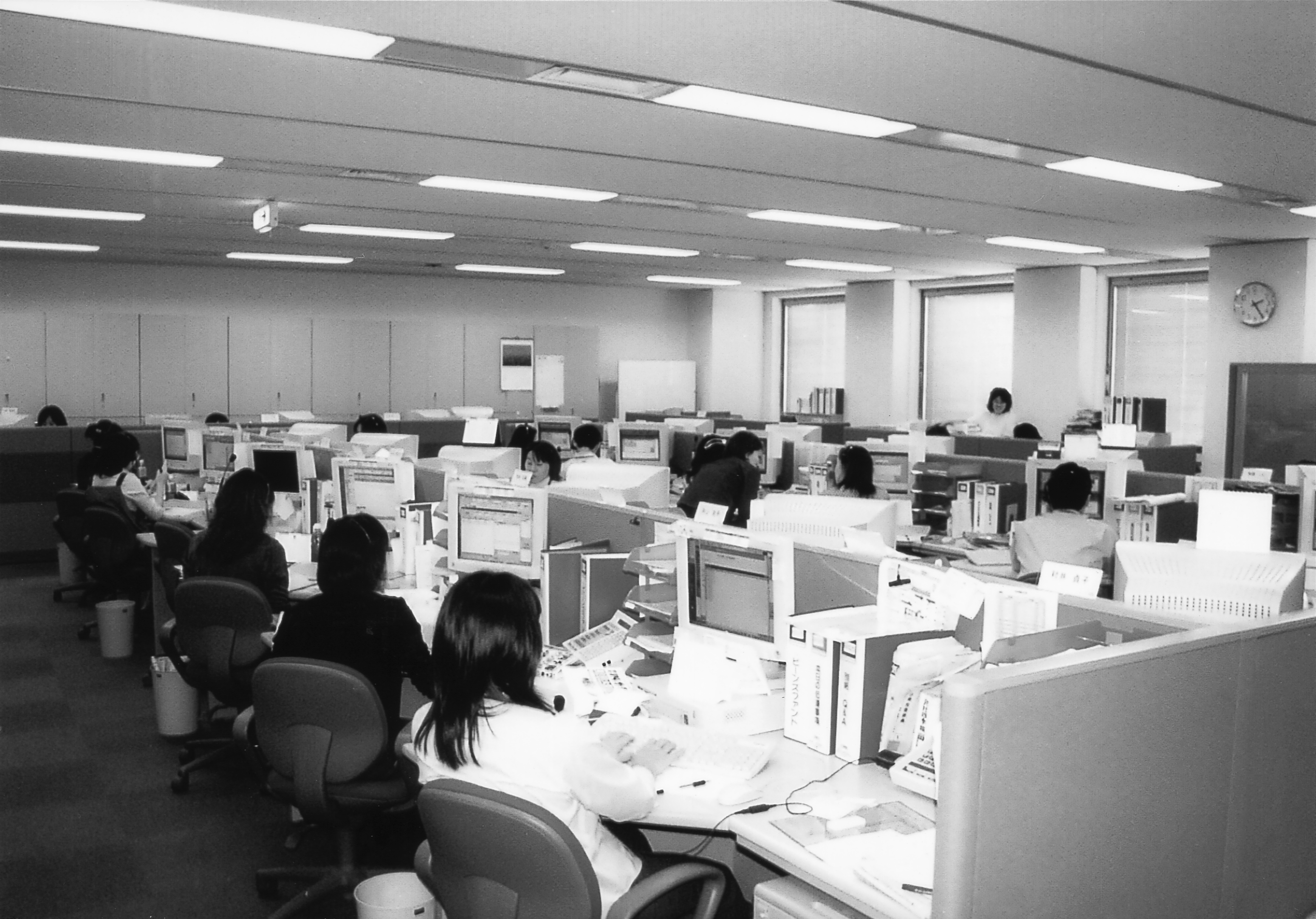 東京本社内にある口座開設者用コールセンターのオペレーション風景