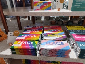 ウォーターフロントにある「Peace by Chocolate」は、シリアから難民としてやって来たオーナーが経営するショコラティエ。その名が示すとおり、利益の3～5％を、Peace on Earthという団体を介して世界平和のための寄付に充てている