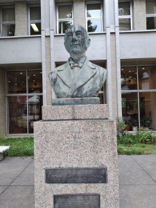 ローマ字で知られるヘボンは、明学の初代総理であり、いち早く聖書の和訳を手がけたことでも知られている