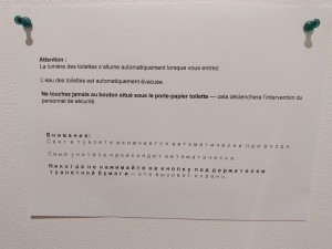 トイレの壁に貼ったフランス語とロシア語で記された注意書き